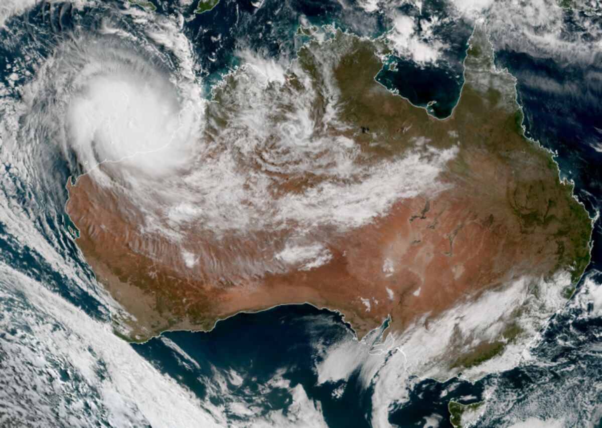 Cyclone Ilsa hits Western Australia, breaks decade-old wind record