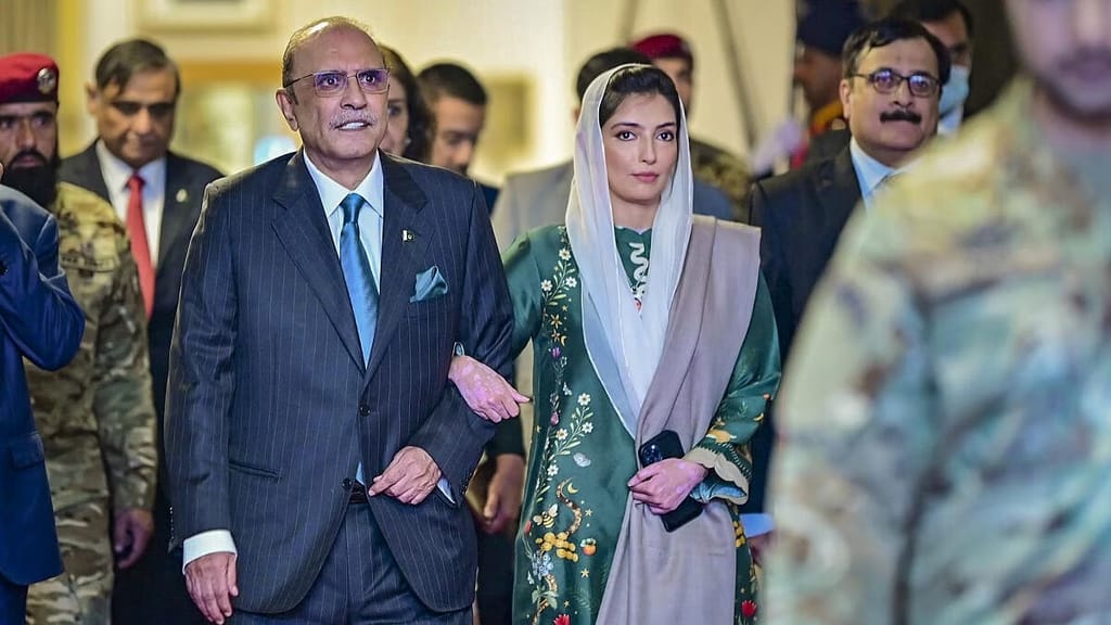 Pakistan's new President forgoes salary amidst economic crisis