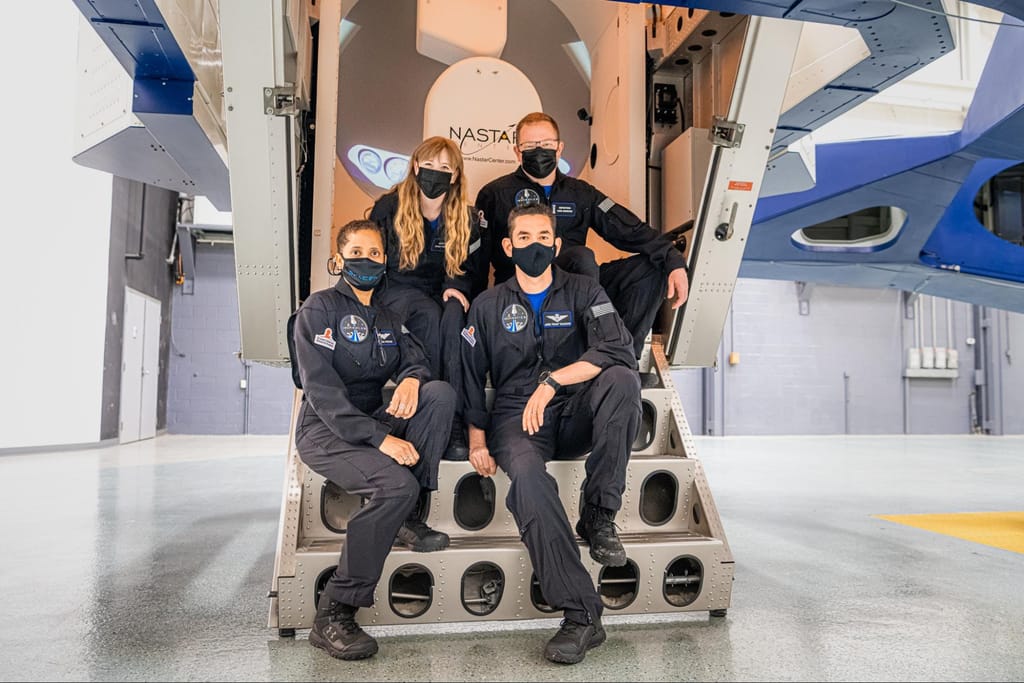 SpaceX : civilian crew members