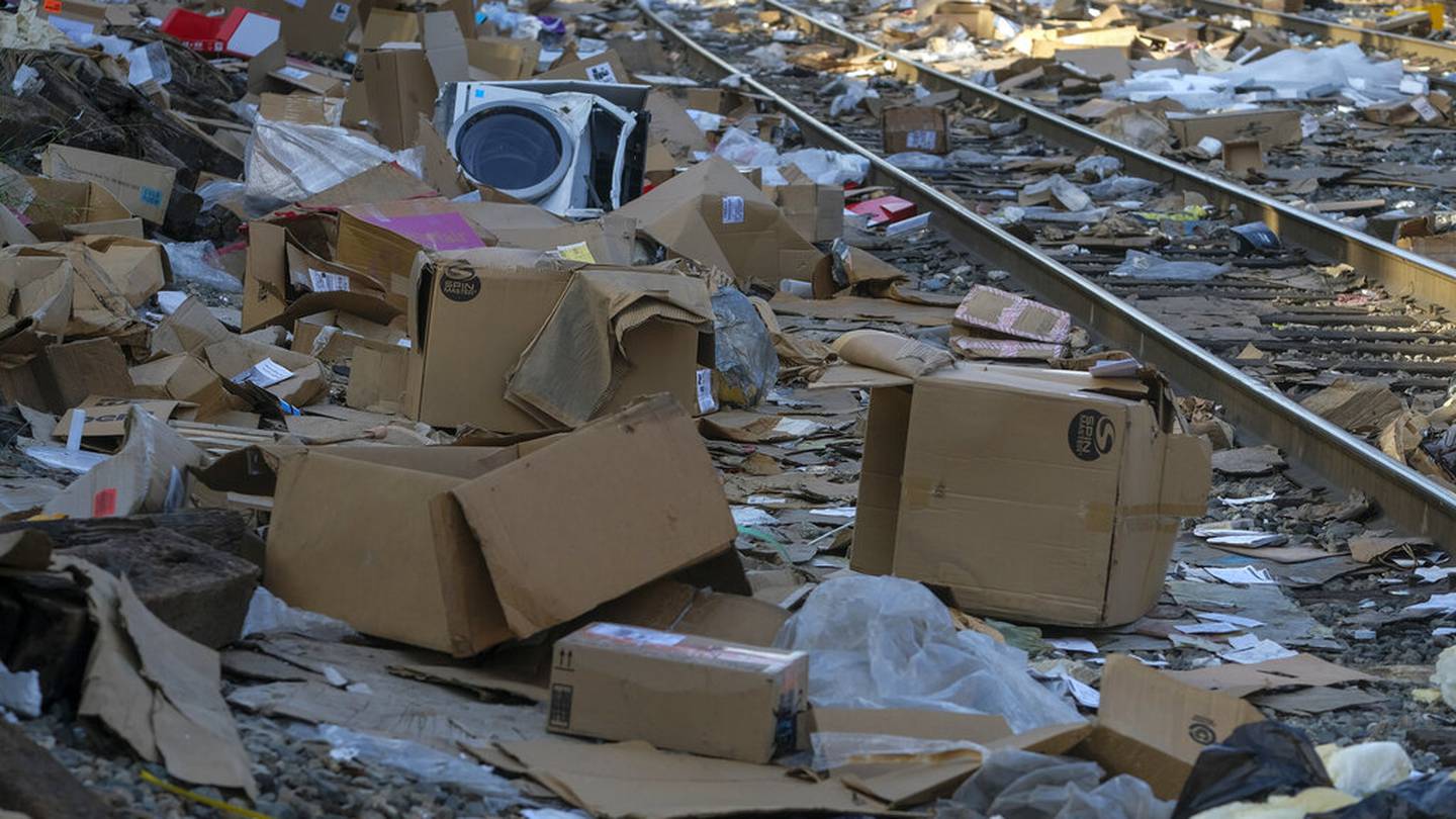 Los Angeles: Thieves loot Amazon, FedEx train cargo, open boxes on tracks
