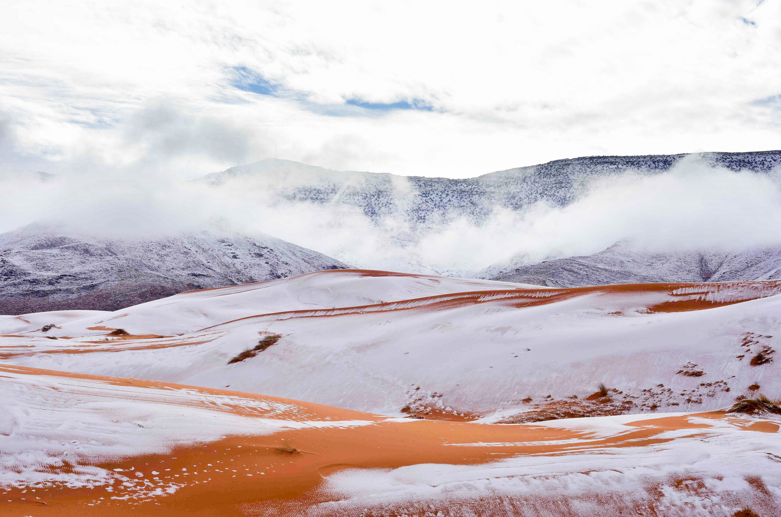 Snowfall in Algeria's Sahara Desert Temperature plummets to 2°C