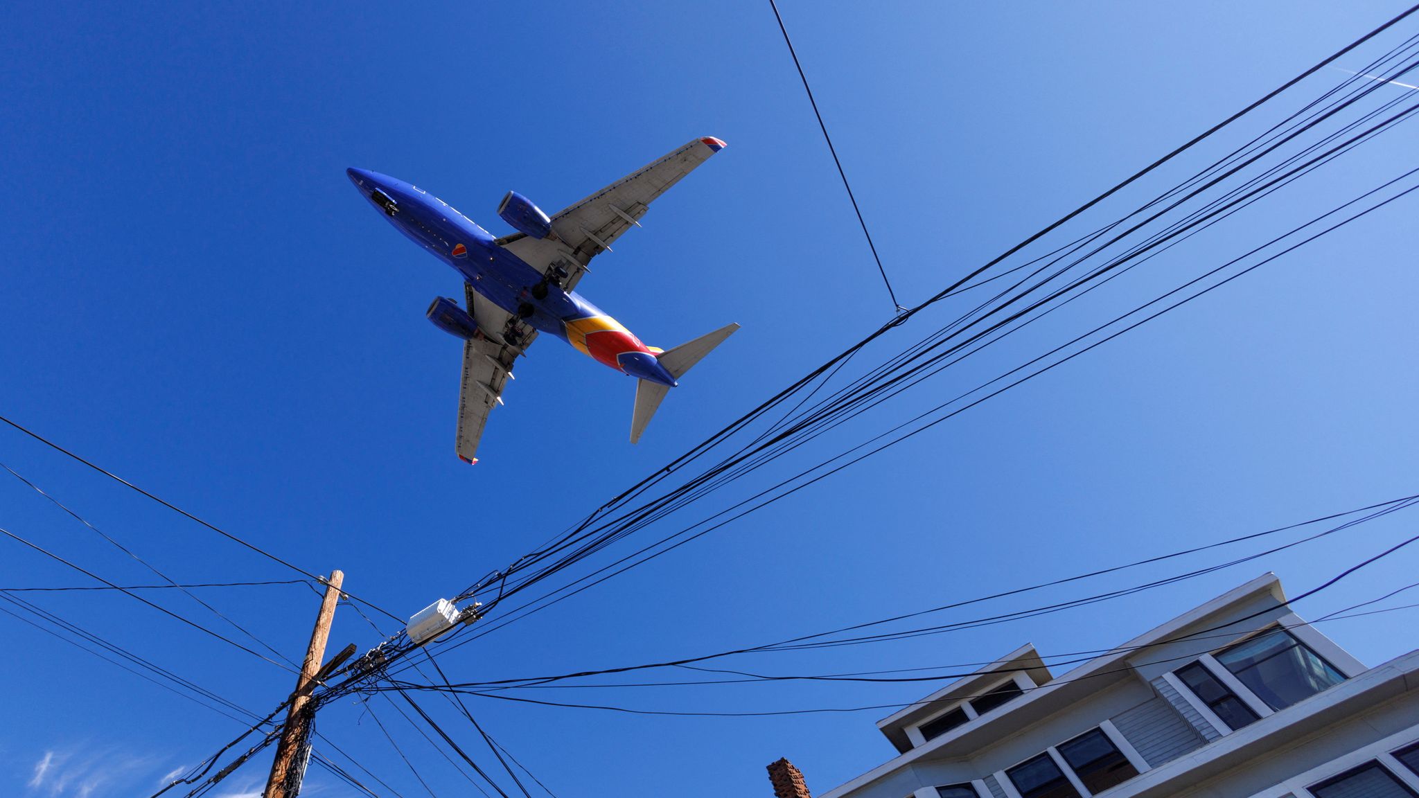 AT&T, Verizon pause 5G rollout near U.S airports to avoid flight disruptions
