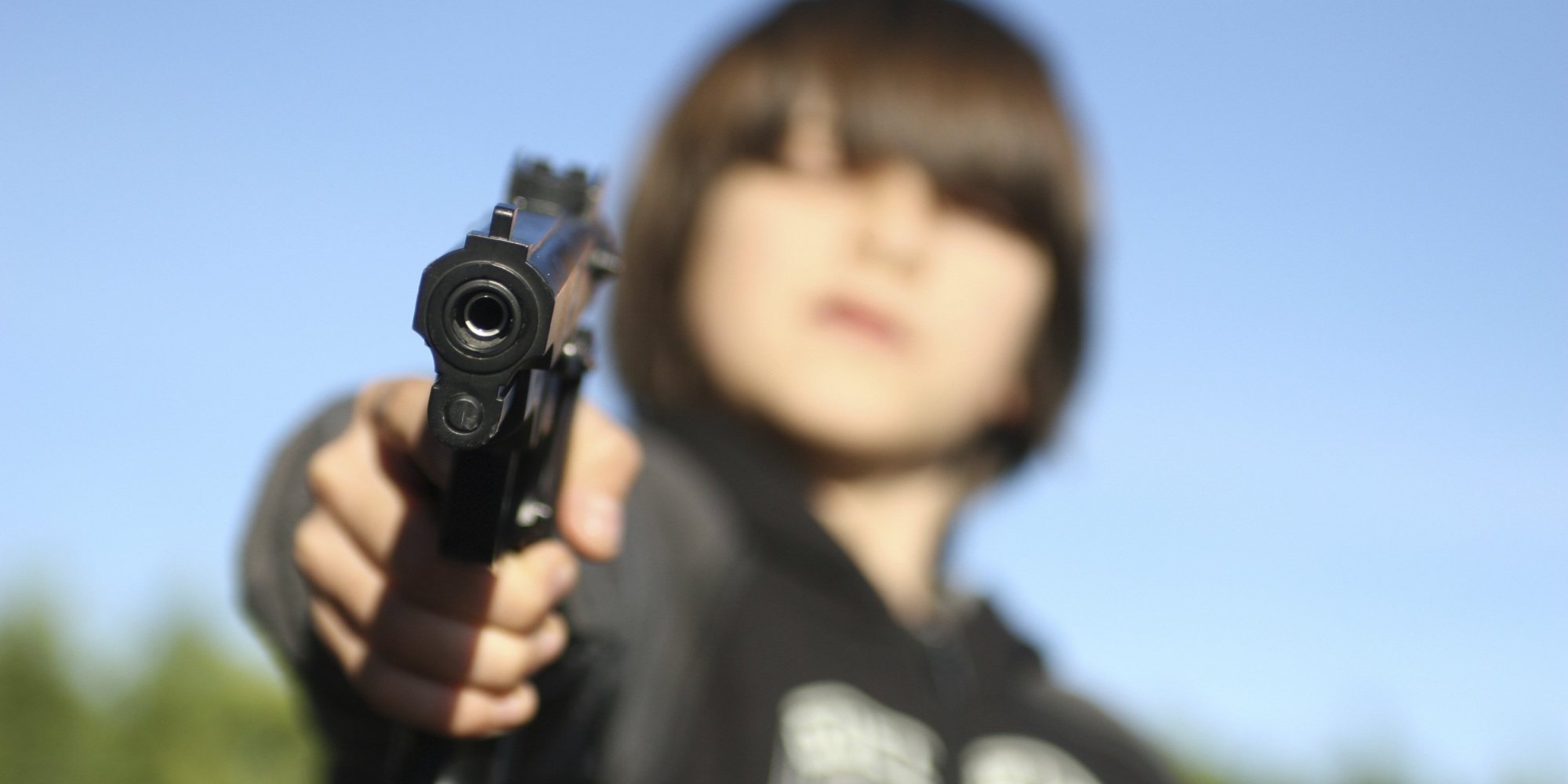 In the US, a 3-year-old child accidentally shoots and kills his mother with his father’s gun
