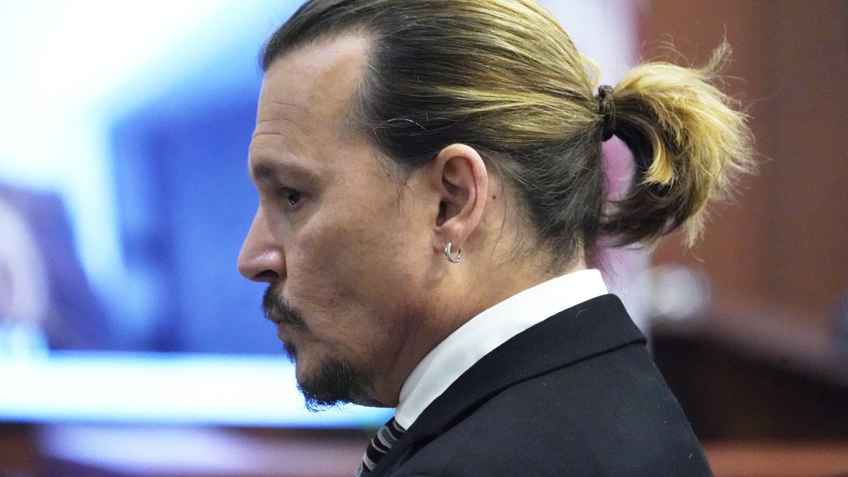 Johnny Depp makes a surprise visit to London’s Royal Albert Hall