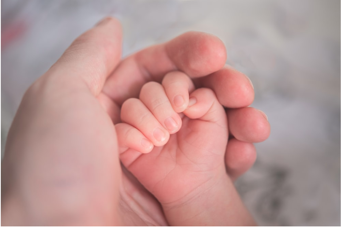 UK: A 20-year-old student with no baby bump gives birth to a child in a restroom