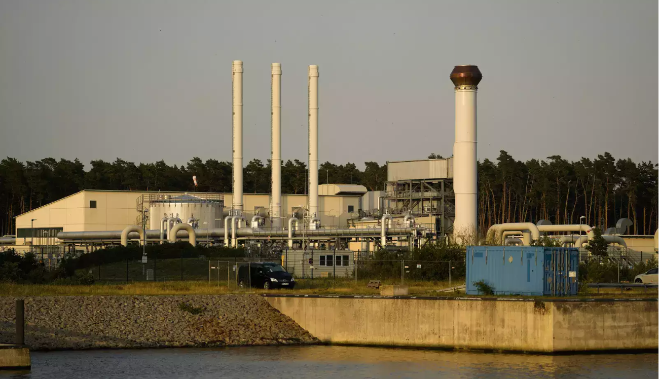 Gas leak hits two major Russian gas pipelines to Europe