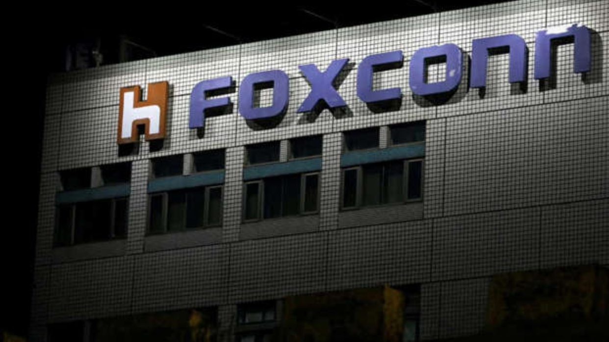 Over 20,000 workers leave the Zhengzhou iPhone plant just before the holiday season