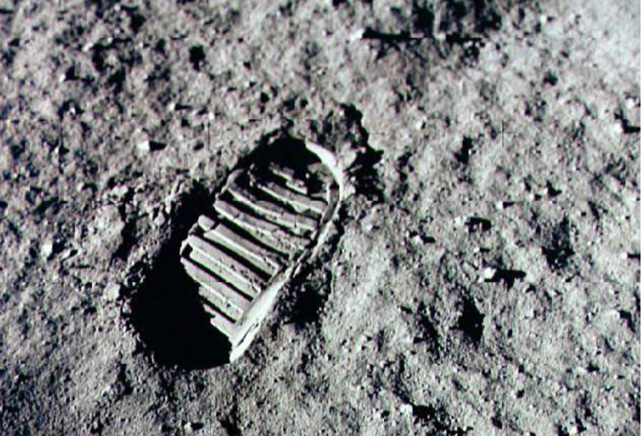 Lunar regolith samples support the presence of water on the Moon