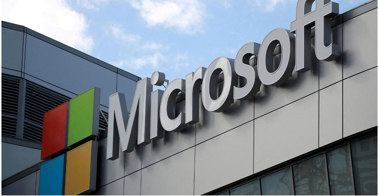 Microsoft investigating Teams, Outlook outage