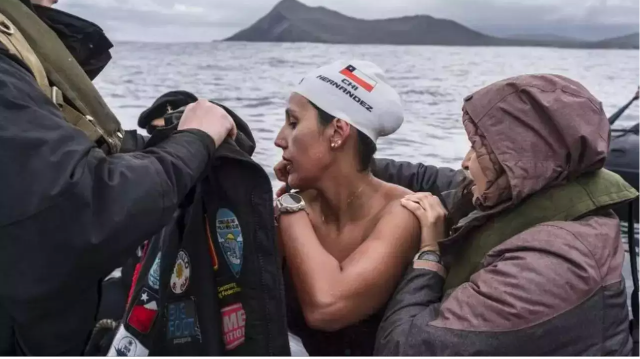 Barbara Hernandez becomes the first person to complete a 2.5 km Antarctic swim