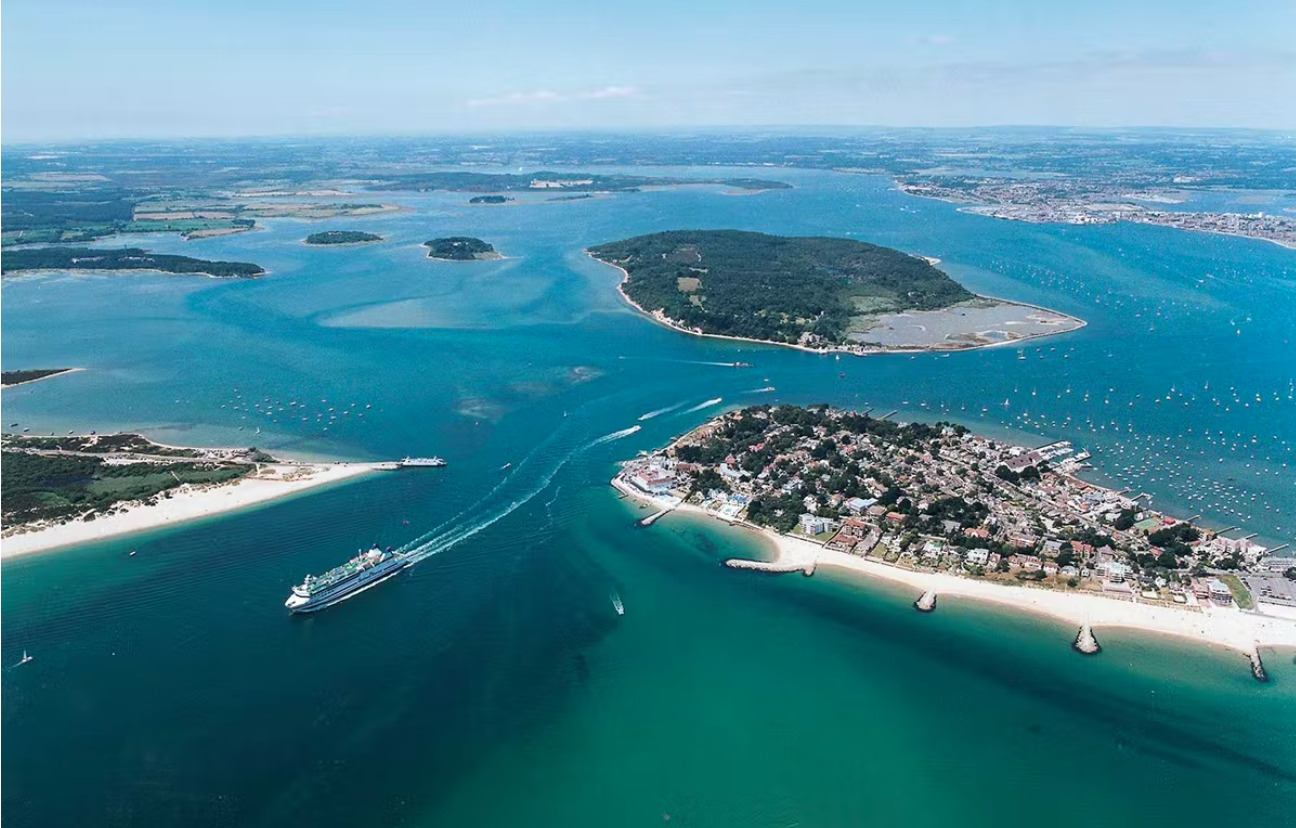 UK: 200 barrels of fluid containing a “significant amount of oil” leaks at Poole Harbour