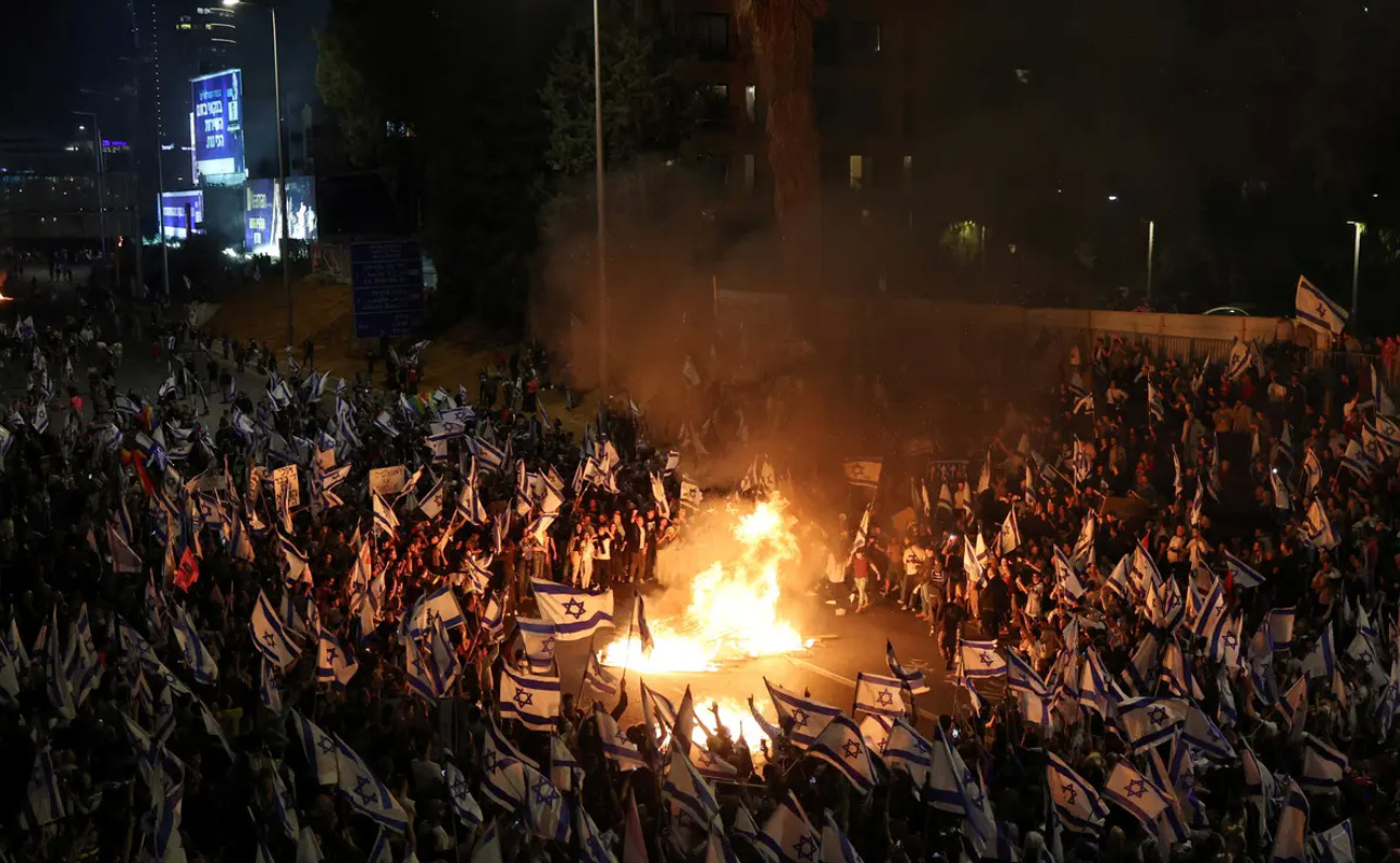 Israel: Netanyahu sacks defense minister, sparking mass protests