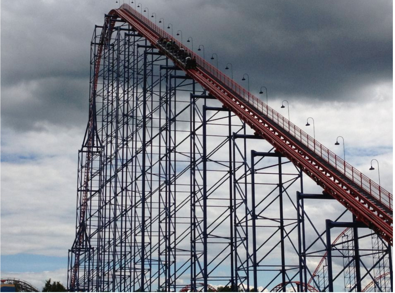 The largest rollercoaster in Britain “breaks down,” forcing riders to walk down a steep slope