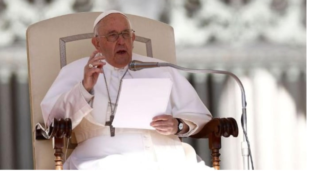 In a first, Pope Francis allows women to vote at bishops meeting
