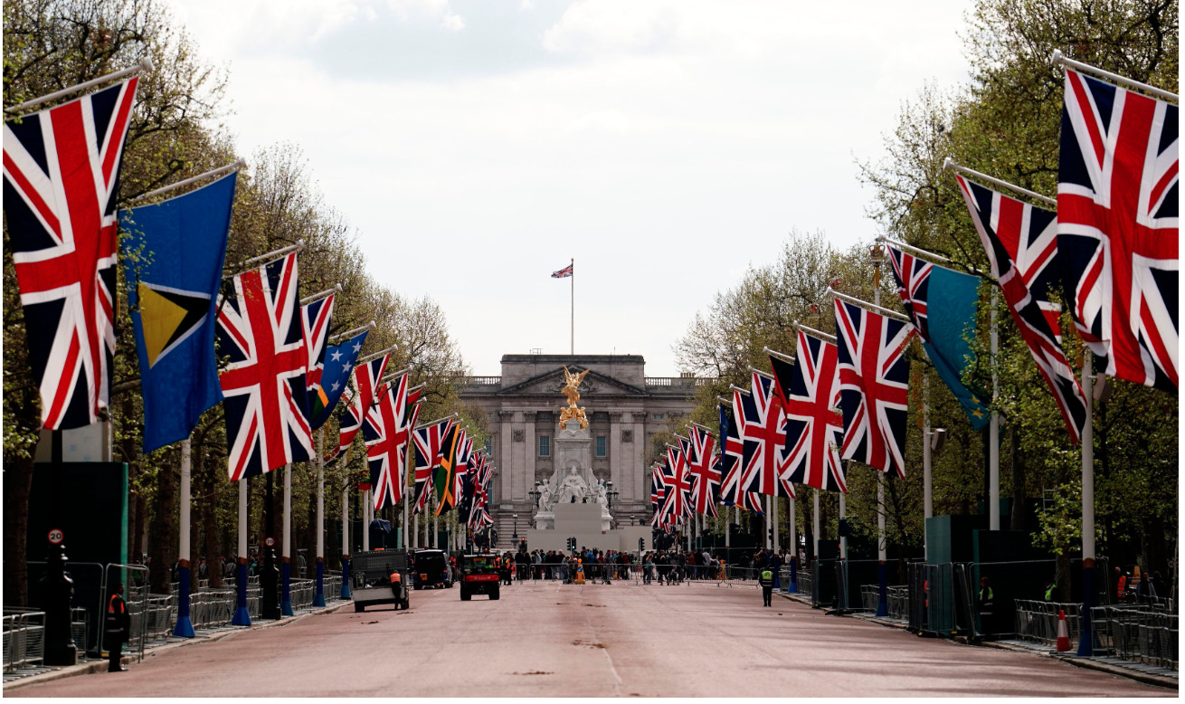 Buckingham Palace in lockdown, man arrested after throwing suspected shotgun cartridges