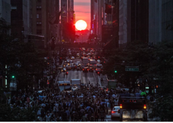 ‘Manhattanhenge’ lights up the city; New Yorkers chase the sunset