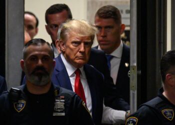 How Trump displayed secret attack plan to guests at golf club party