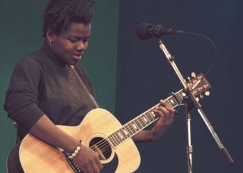 Tracy Chapman makes country music history with “Fast Car” remix