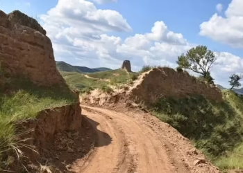 Two arrested for digging a hole through the Great Wall of China