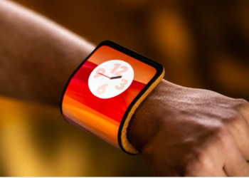 Motorola unveils the world’s first bending phone that you can wear on wrist