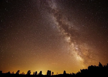 Astronomers raise concerns over light pollution by satellites in the night sky