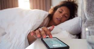 UK: An iPhone bug causes a woman’s alarm to go off every morning at 9:25