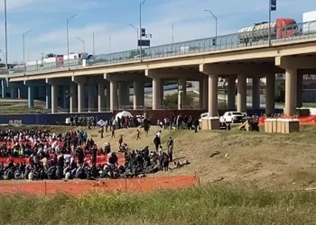 In an effort to control the migrant influx, US authorities begin to close bridges with Mexico