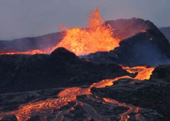 After weeks of activity, the Reykjanes Peninsula volcano in Iceland begins to erupt