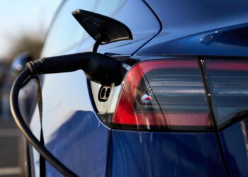 Florida road plans to charge electric vehicles while you drive