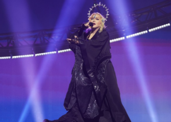Fans sue Madonna for delayed concert start, who had to get up early for work