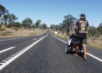 The ‘Dutch Forrest Gump’: Man walks barefoot across America, advocating for men’s mental health