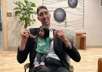 World’s tallest man and shortest woman reunite in California after six years