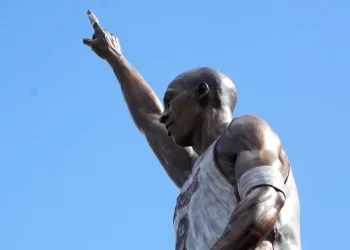 Kobe Bryant’s statue in Los Angeles is full of spelling errors, Lakers working to fix it