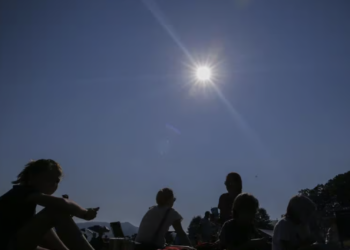 Solar retinopathy: What are the symptoms of eye damage from eclipse viewing?