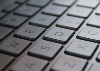 Breezy Explainer: What is the ‘look between keyboard’ trend?