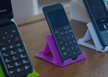 People are switching to ‘dumbphones’ to reduce screen time