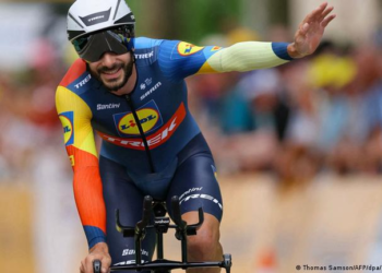 French cyclist fined for kissing wife during Tour de France time trial