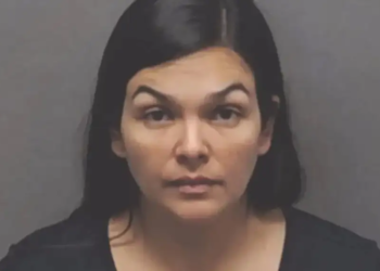 In a troubling incident in San Antonio, Texas, a mother has been arrested for leaving her three young children locked in a car for nearly an hour while she went shopping. The woman, identified as Angela Garza–Amador, was taken into custody on June 28 and faces three counts of abandoning/endangering a child.