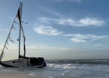 Florida: Mysterious ‘ghost ship’ washes up on Pensacola Beach, leaving residents puzzled