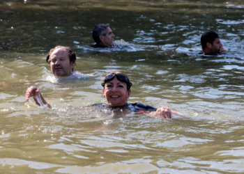 Paris Mayor swims in Seine to prove clean-up success ahead of 2024 Olympics