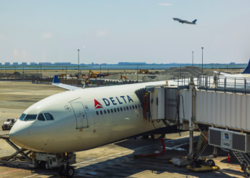 New York: Delta flight makes emergency landing after passengers served 'contaminated' food