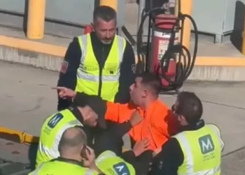 Australia: Man opens plane door, walks on wing, and climbs over engine as passengers panic