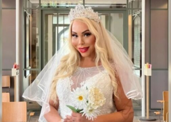 Woman who married herself is now divorced, sought couple's therapy