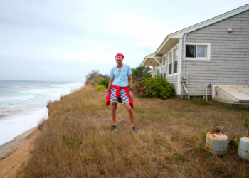 Man spends $395,000 on cliffside house in Massachusetts, despite imminent risk of falling into ocean