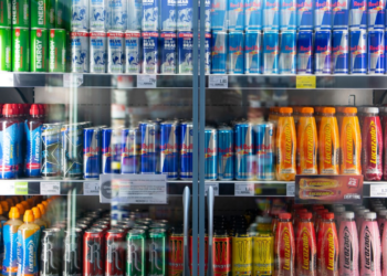 Calls to U.S. poison centres regarding children consuming energy drinks surged by 20% in 2023, according to newly released data from America’s Poison Centers. The sharp rise in incidents, particularly concerning young children, has raised alarms among health experts.
