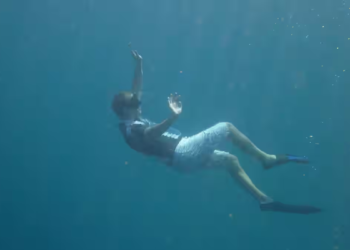 Watch: Freediver descends 65 feet into the ocean to discover the point at which he will ‘start sinking’