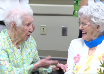 Ohio: 102-year-old twin sisters celebrate birthday together