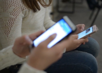 California passes law to ban or restrict smartphones in school