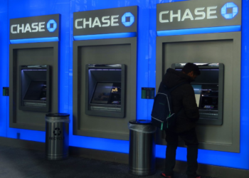 What is the viral 'Chase Bank glitch' that allegedly allowed customers to withdraw large sums of money without sufficient funds in their accounts?
