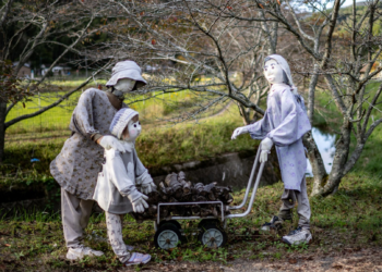 Population decline leads Japanese village to install life-like mannequins